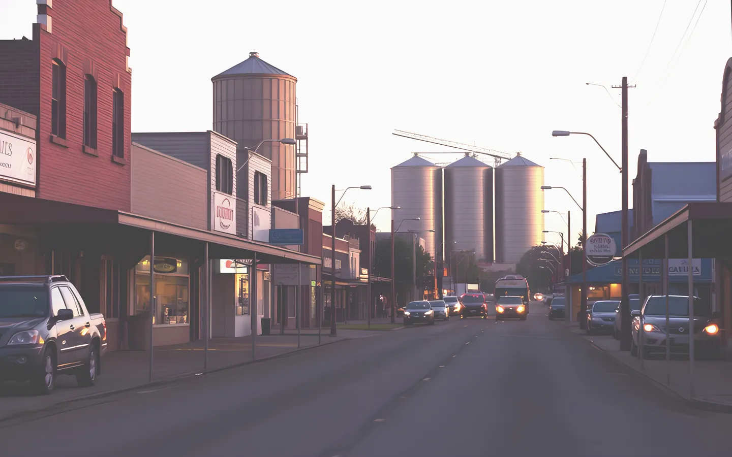Dubbo wide country main street with grain silos beyond